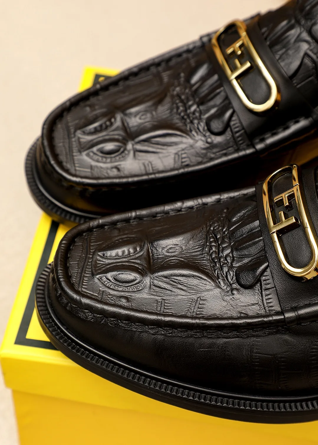 Men's shoes 💰460 💐 Product trademark: FENDI [Fendi] casual leather shoes Regular size: 38-44 (45.46🉑️customized) Product materials: Selected imported first-layer calfskin embossed upper + luxury hardware buckle, imported cow 🐂 lining. Strong three-dimensional visual effect, original outsole color: 1⃣️color optional